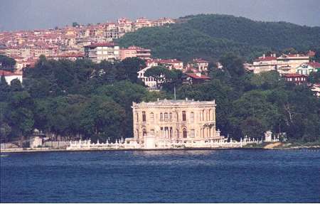 bosp1.jpg - One of the many ancient palaces along the Bosporus