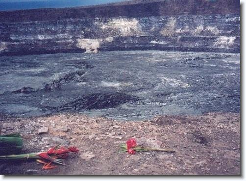 volcano1.jpeg - Kilauea volcano crater with offerings