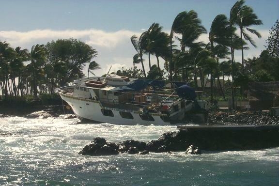 storm4.jpeg - The glass bottom boat also ran aground